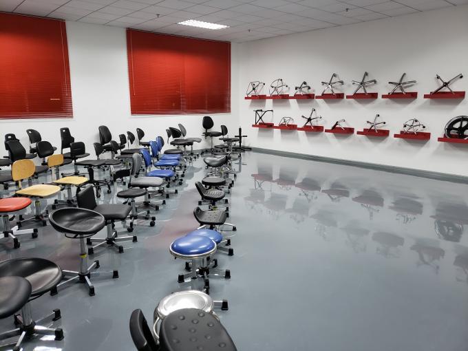 Удобная эргономическая встреча 10000 стульев и табуреток лаборатории классифицирует чистую комнату