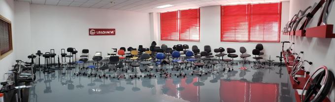 Черные стулья промышленного производства ПУ порекомендованные для установок университета